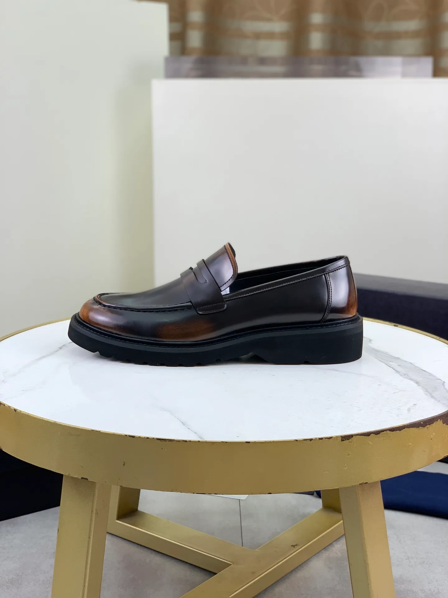 Factory price P880💰Original quality, top version🔱 ＰＲＡＤＡPrada. Men’s business casual leather shoes, top quality products. 1:1 shipment⬆️Luxurious and noble👞All imported original color-brushed edge beads, just to create a more comfortable wearing experience. Upper: Original comfortable open-edge bead rubbed color calfskin➕Top imported water-dyed full cow lining, original high-end lightweight and comfortable TPU foam combination bottom✔️Code number: 39-44 (38 45) 46 47 can be customized)
